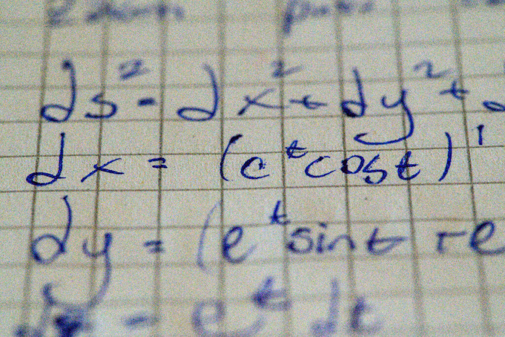 AYT matematik türev soruları çözen bir öğrenci ve çalışma masası