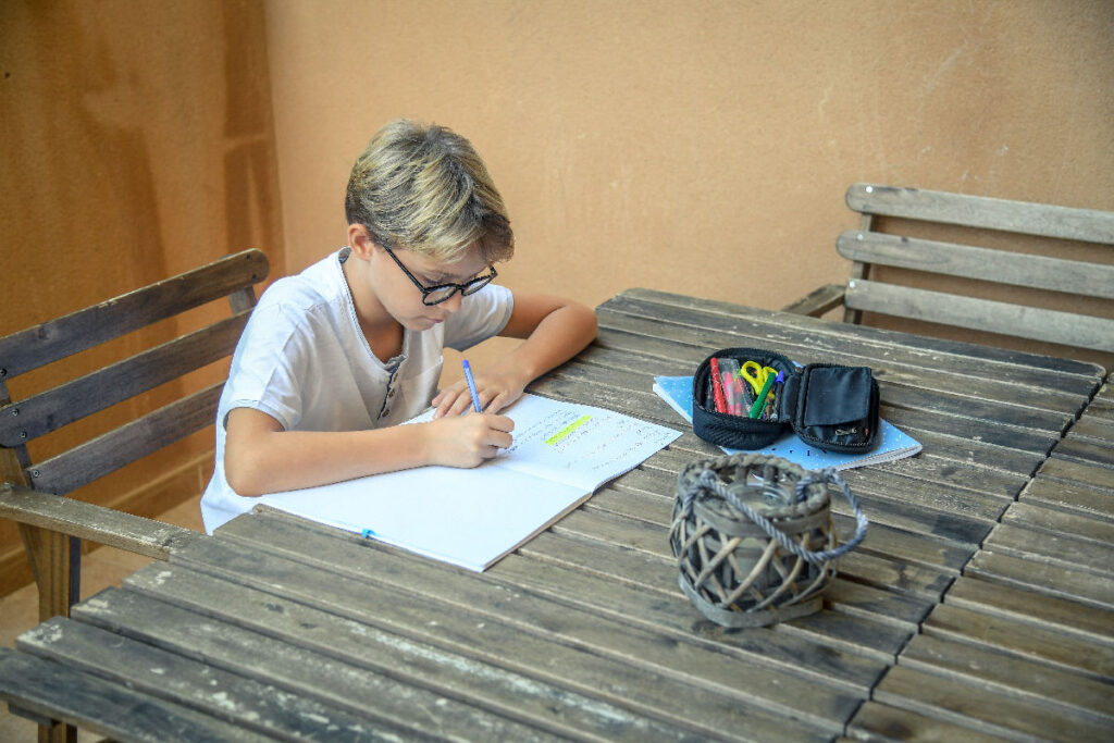Matematikte uzun paragraf soruları üzerinde çalışan bir öğrencinin çalışma ortamı