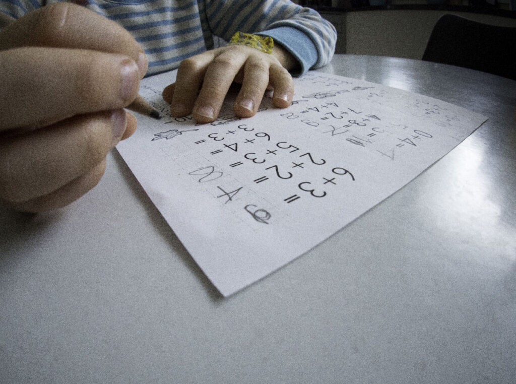 TYT matematik oran orantı soruları çözen bir öğrenci ve çalışma masası